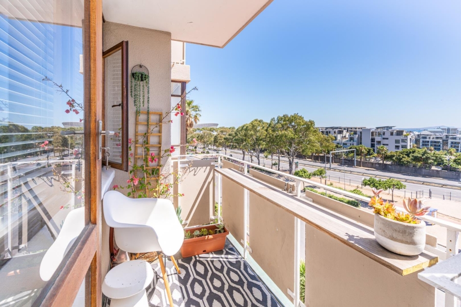 To Let 2 Bedroom Property for Rent in Green Point Western Cape